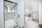 Edles Treppenhaus mit Aufzug - 