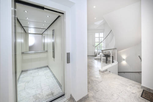 Edles Treppenhaus mit Aufzug - 