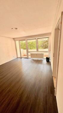 Wohnzimmer mit Balkon.jpeg - 2 Zimmer Etagenwohnung zum Kaufen in Stuttgart