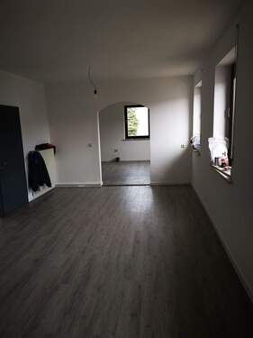 Wohnzimmer mit Durchgang zur Küche.jpg - 