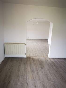 Küche mit Durchgang zum Wohnzimmer.jpg - 