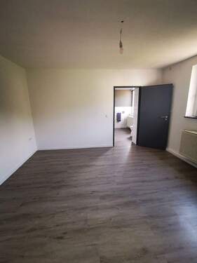 Schlafzimmer mit Zugang zum Badezimmer.jpg - 