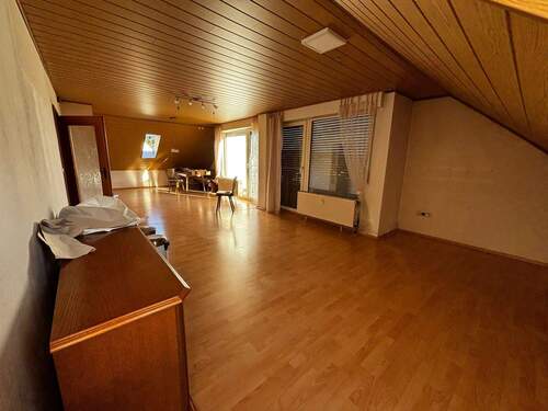 Wohn-Esszimmer mit offener Küche DG links - 