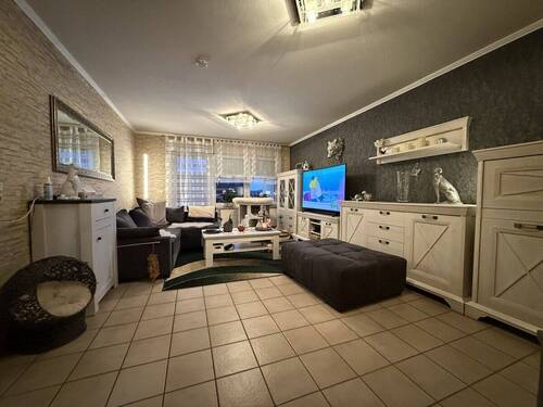 Wohnzimmer - 3-Zimmer Wohnung im 2. OG mit Aufzug auf dem Kreuzberg zu verkaufen