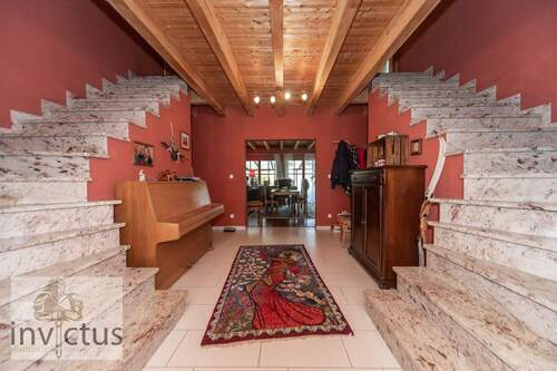 Flur mit Treppenaufgängen - 