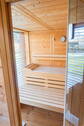Sauna mit bodentiefem Fenster - 