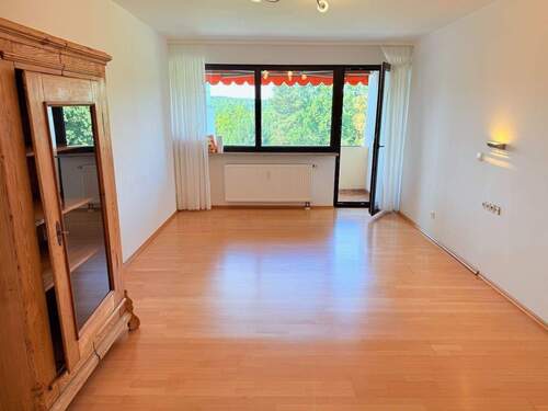 WOHNZIMMER MIT AUSBLICK - Etagenwohnung mit 69,00 m² in Fürth zum Kaufen