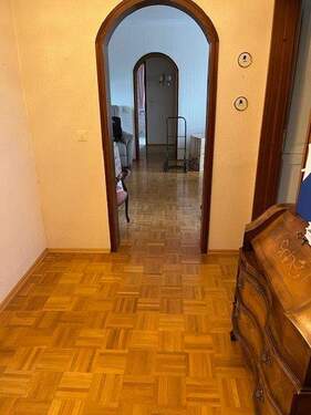 Flur mit Echtholzparkett. - 