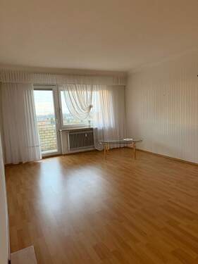 Blick ins Wohnzimmer. - Etagenwohnung mit 99,00 m² in Ludwigshafen am Rhein zum Kaufen