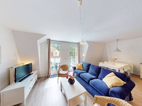 Wohnbereich mit Austritt zum Balkon - 