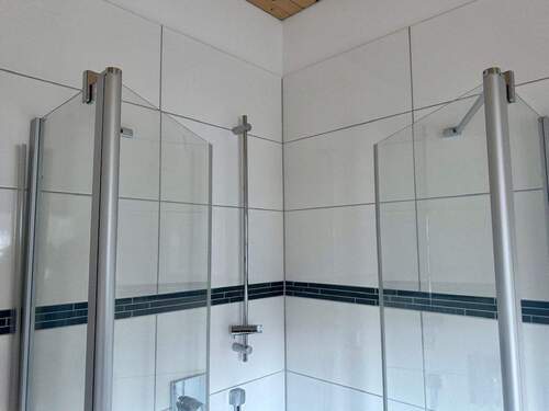 Renovierte Bäder mit Dusche - 