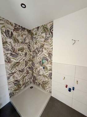 großzügige Duschen - 