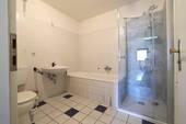 Bad mit Wanne und Dusche OG - 