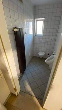 Kunden-WC.jpg - Mehrfamilienhaus, Wohnhaus mit 350,00 m² in Geldersheim zum Kaufen