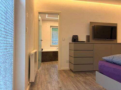 Schlafzimmer/ Bad 1 OG. - 