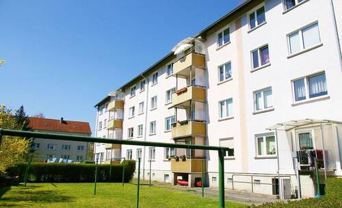 Hinteransicht mit Grünanlage - 3 Zimmer Etagenwohnung zur Miete in Kahla