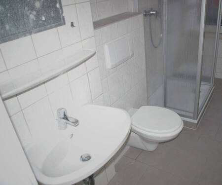Bad mit Dusche - 3 Zimmer Etagenwohnung in Kahla