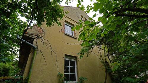 Wie hier an der Westseite gut zu sehen, sind an der Fassade einige Arbeiten notwendig - Einfamilienhaus mit 122,20 m² in Greußen zum Kaufen