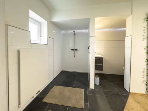 ...mit Dusche und WC - 