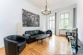 Eigentumswohnung Prenzlauer Berg - Bezugsfreie, sanierte Altbauwohnung mit 2 Balkonen, Einbauküche und Aufzug