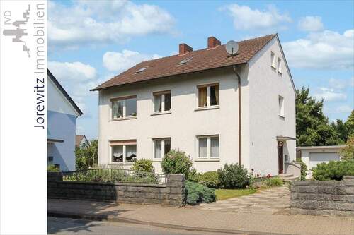 001 - Straßenansicht - Familientipp in Bi-Hillegossen: Zweifamilienhaus mit Doppelgarage und großem Garten