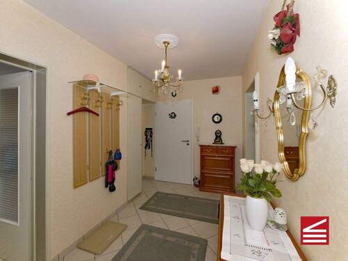 Flur Blickrichtung Wohnungseingang - hinten links Bad - 3 Zimmer Etagenwohnung zum Kaufen in Baden-Baden