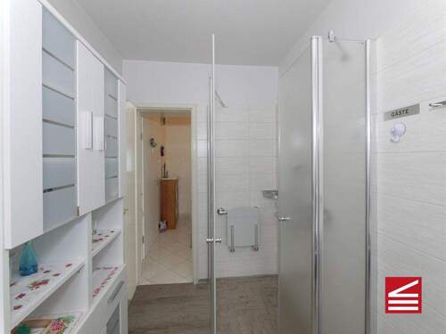 Bad Teilansicht II Blick Richtung Flur - Etagenwohnung mit 75,00 m² in Baden-Baden zum Kaufen