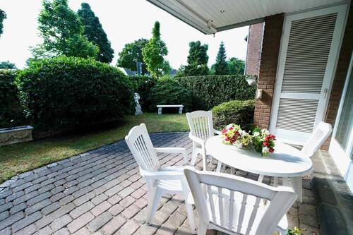 Terrasse und Garten - Traumhafte 122 m² Erdgeschosswohnung mit großzügigem Garten, Terrasse und TG Platz in Büderich