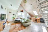 Wohnbereich - AIGNER - Helle Dachgeschoss-Maisonette mit Galerie und Balkon in Obermenzing