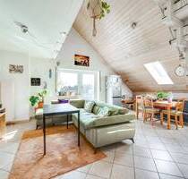 AIGNER - Helle Dachgeschoss-Maisonette mit Galerie und Balkon in Obermenzing - München Pasing-Obermenzing