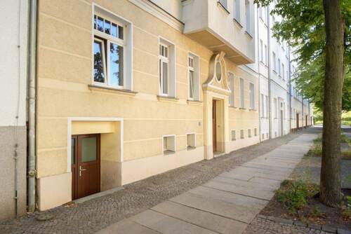 Hauseingang - Etagenwohnung mit 74,20 m² in Leipzig zum Kaufen