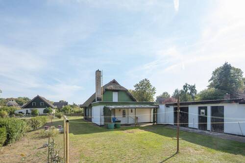 Nordansicht und Nebengebäude - 