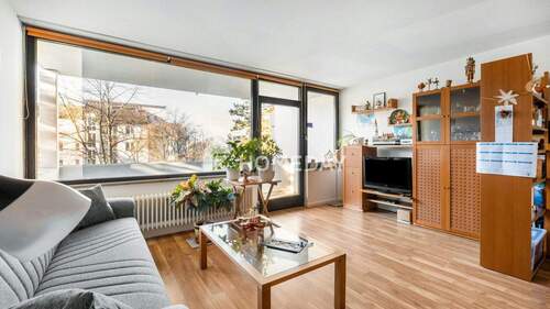 Wohnzimmer 1 - Lichtdurchflutete 2,5-Zimmer-Wohnung mit Balkon, Weitblick und harmonischem Wohnkonzept