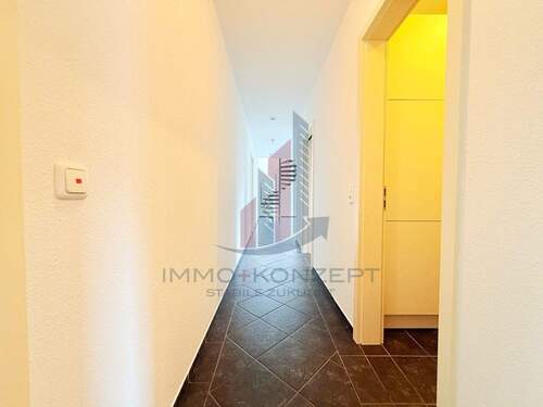 Der Flur im vorderen Bereich der Wohnung - 4 Zimmer Etagenwohnung zum Kaufen in Bramsche