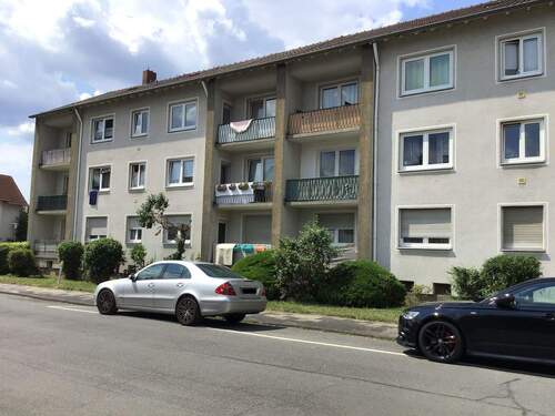 Ansicht der Wohnhäuser Ketteler Str. 6+8 von der Straße aus mit Balkonen - Gemütliche 3-Zimmer-Wohnung mit Platz für die ganze Familie in Heppenheim