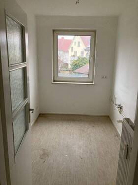 Küche mit weiß angelegten Wänden und hellem Vinylboden - Etagenwohnung mit 61,40 m&sup2; in Heppenheim zur Miete