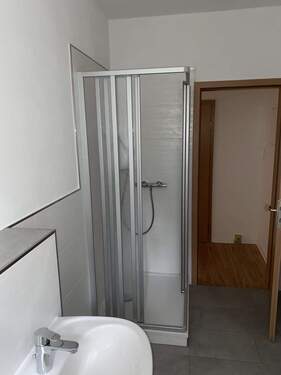 Badezimmer mit Dusche - 
