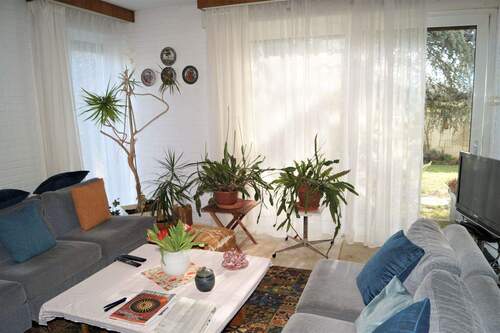 Wohnzimmer mit Zugang zur Terrasse und den Garten - Mehrfamilienhaus, Wohnhaus mit 187,00 m&sup2; in Rüsselsheim zum Kaufen