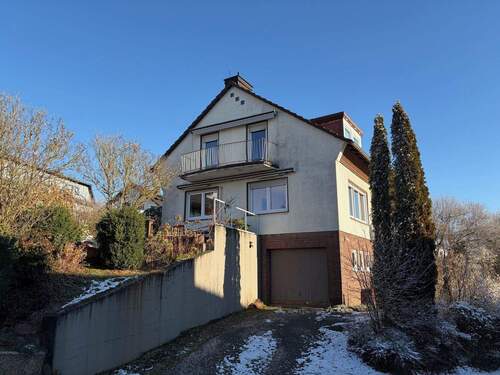 Straßenansicht mit Garage - 