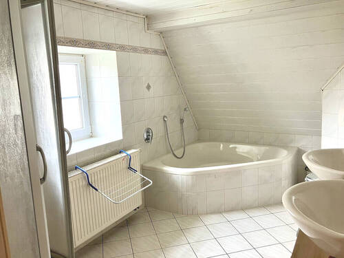 Bad Obergeschoss (Dusche, Wanne, Fenster) - 