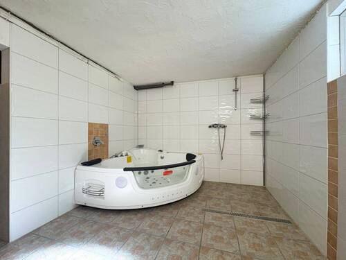 Haupthaus - Bad im KG - 