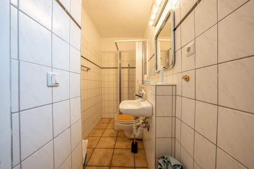 Badezimmer Erdgeschoss - Mehrfamilienhaus, Wohnhaus mit 167,00 m&sup2; in Mönchengladbach zum Kaufen