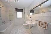 Tageslichtbadezimmer mit Wanne - 