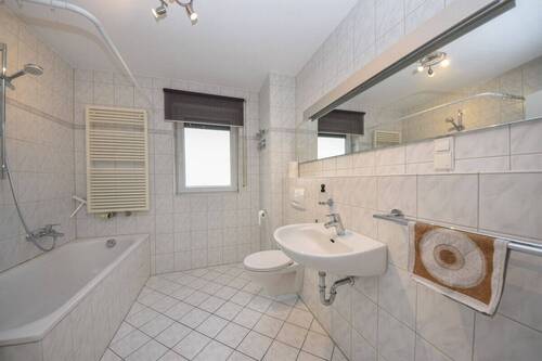 Tageslichtbadezimmer mit Wanne - 