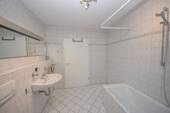 Tageslichtbadezimmer mit Wanne - 
