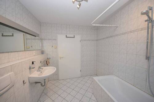 Tageslichtbadezimmer mit Wanne - 