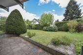 Terrasse mit Blick in den Garten - 