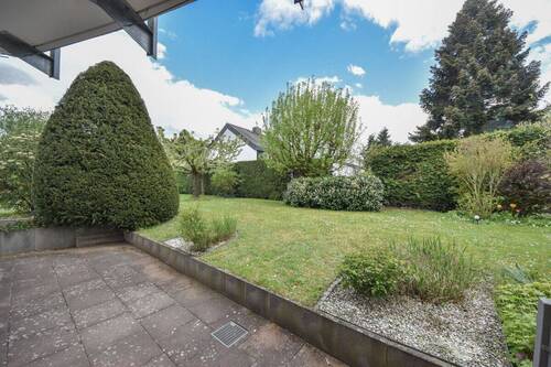 Terrasse mit Blick in den Garten - 