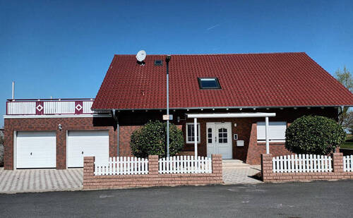 Außenansicht - Stilvolles, sehr gepflegtes Einfamilienhaus mit Doppelgarage und liebevoll gestaltetem Garten in ruhiger Lage