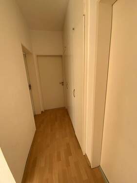 Kleiner Flur mit Einbauschrank - 